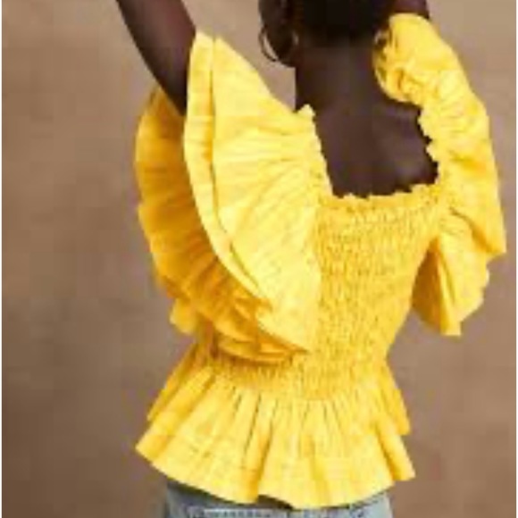Banana Republic. SMOCKED RUFFLE TOP in black. - Picture 1 of 5